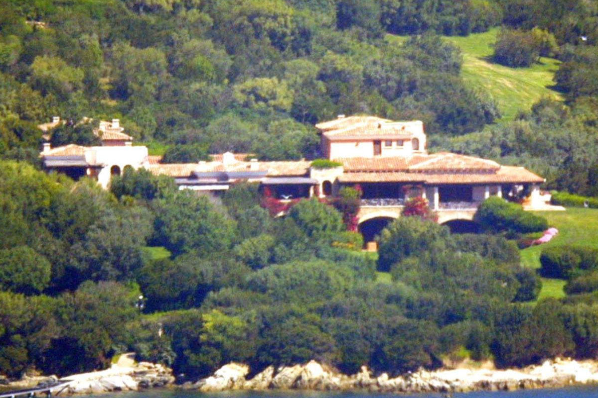 Villa Certosa, dal premier ceco nudo al vulcano che bruciò l’orlo di Putin: i momenti iconici del “nido” di Silvio Berlusconi
