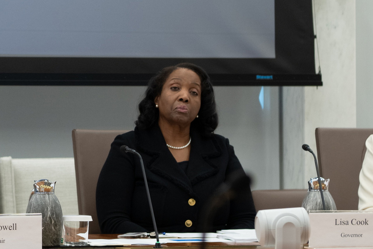 Chi è Lisa Cook, la governatrice della Fed cacciata da Trump. Biden, il giallo del mutuo e i tassi