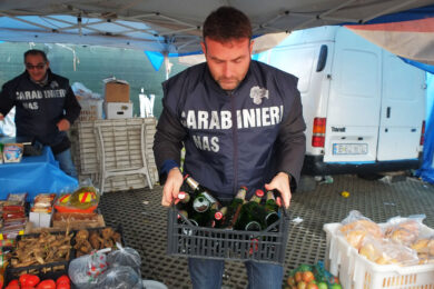 Allarme Botulino, sequestro di “674 chili di confetture e succhi di frutta” nel Bolognese