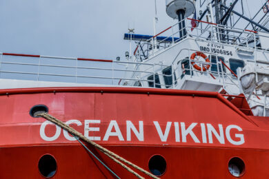 Libia, spari contro la nave Ocean Viking. L’Ue chiede chiarimenti, Piantedosi: “Soccorsi ai migranti li gestisce lo Stato, non le Ong”