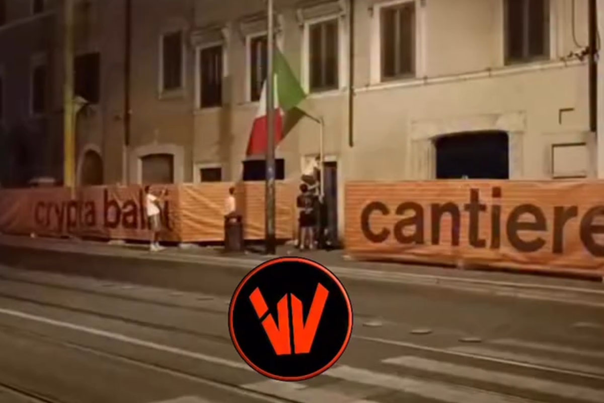 Roma, turisti strappano la bandiera italiana: il video della vergogna ...