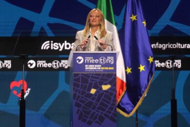 Meloni al Meeting di Rimini: “L’Ue è irrilevante, Draghi ha ragione. Sui migranti nessun giudice potrà fermarci. A Gaza Israele è andata oltre”