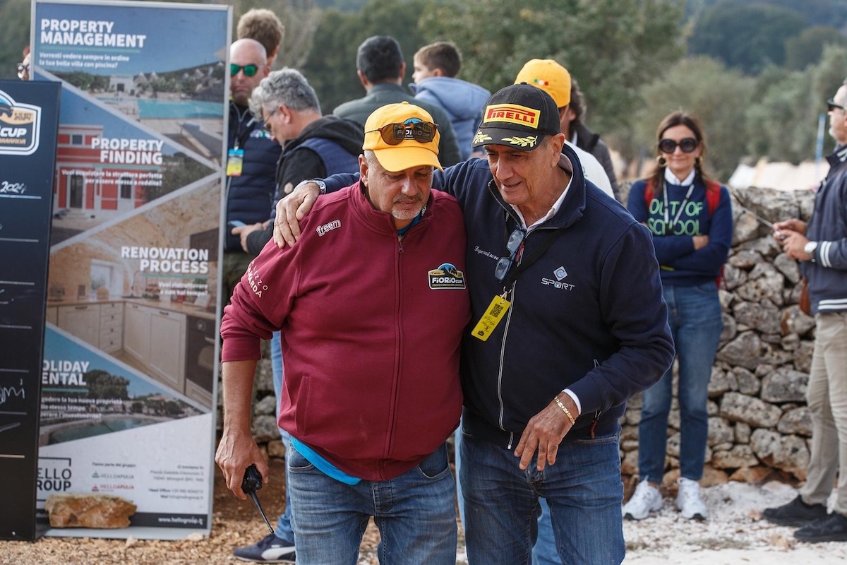 Alex Fiorio ospite a La Piazza, chi è il campione del rally che ha vestito i colori di Lancia, Ford e Mitsubishi