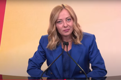 Rimini, Meloni si riprende la scena tra guerre e dazi. La prima volta da premier al Meeting