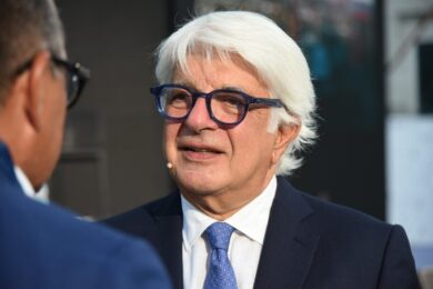 Chi è Angelo Maria Perrino, dagli esordi a Panorama con Sechi alla fondazione del primo quotidiano online. Il ritratto