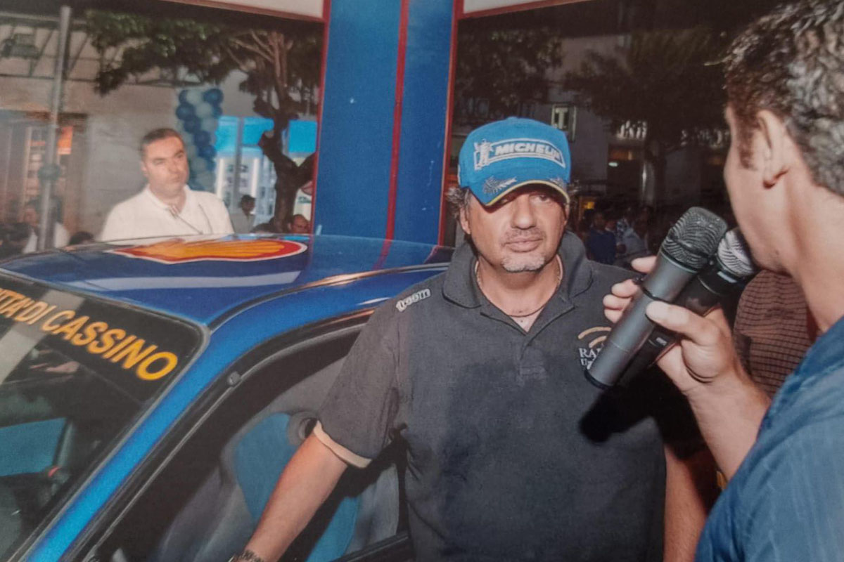 Alex Fiorio ospite a La Piazza, chi è il campione del rally che ha vestito i colori di Lancia, Ford e Mitsubishi