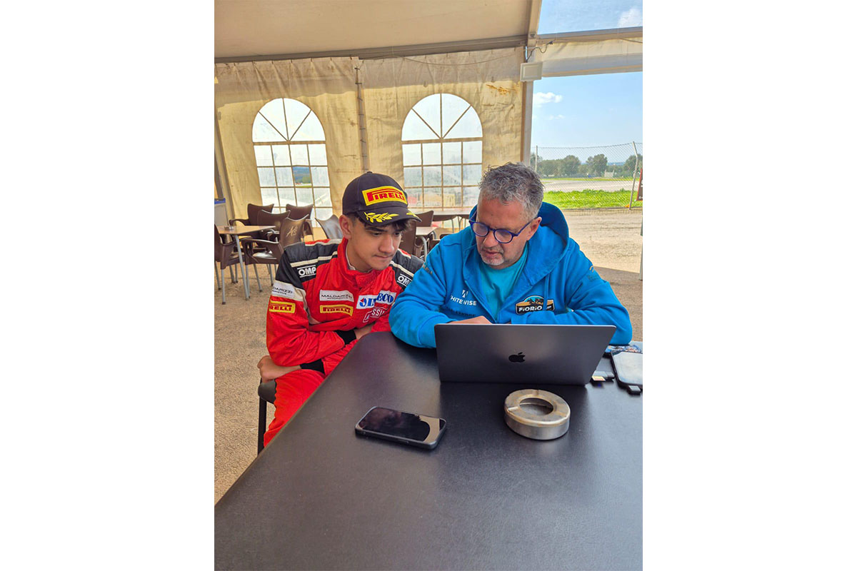 Alex Fiorio ospite a La Piazza, chi è il campione del rally che ha vestito i colori di Lancia, Ford e Mitsubishi