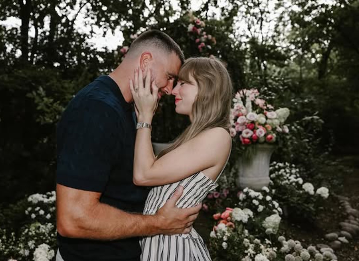 Taylor Swift e Travis Kelce si sposano: la proposta sui social supera i 27 milioni di like – FOTO Taylor Swift e Travis Kelce si sposano: la proposta sui social supera i 27 milioni di like – FOTO