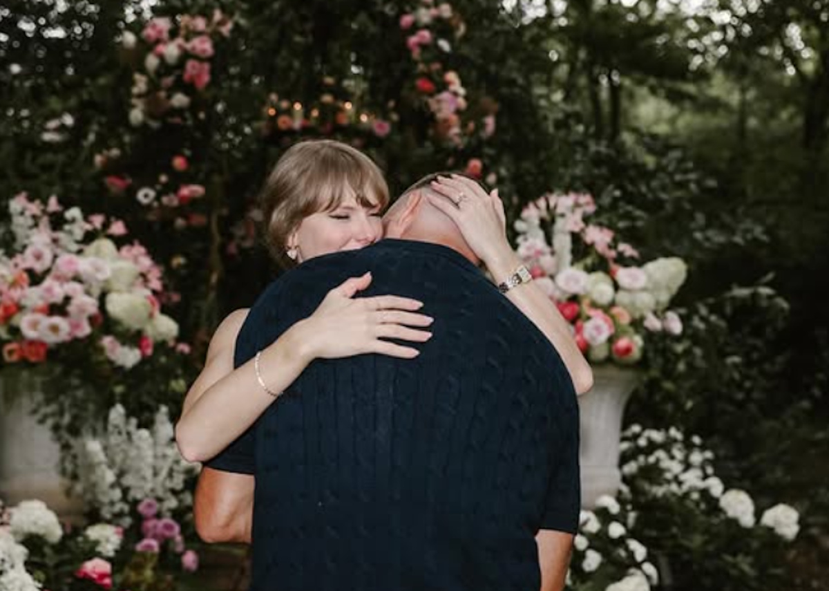 Taylor Swift e Travis Kelce si sposano: la proposta sui social supera i 27 milioni di like – FOTO Taylor Swift e Travis Kelce si sposano: la proposta sui social supera i 27 milioni di like – FOTO