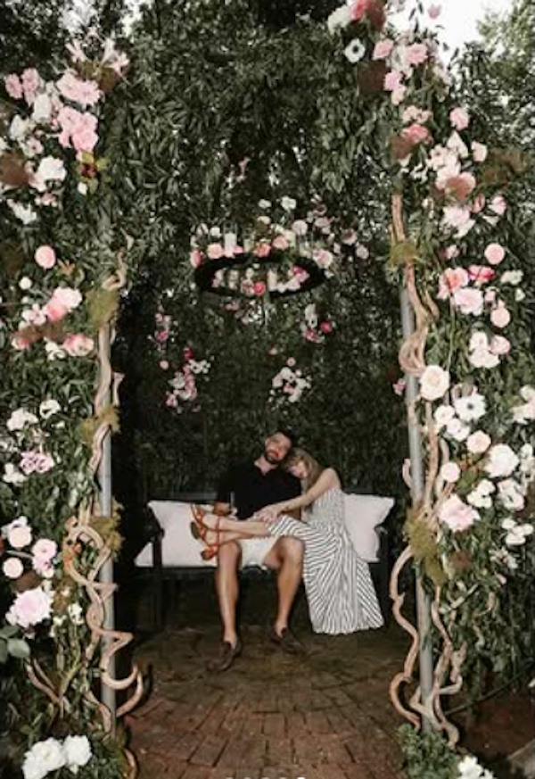 Taylor Swift e Travis Kelce si sposano: la proposta sui social supera i 27 milioni di like – FOTO Taylor Swift e Travis Kelce si sposano: la proposta sui social supera i 27 milioni di like – FOTO