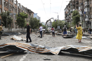 Ucraina, Meloni: “La Russia non crede nel negoziato”. Almeno 17 morti nell’attacco a Kiev, danneggiato l’edificio dell’Ue