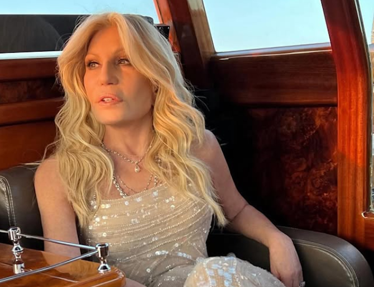 Donatella Versace irriconoscibile alla prima de “Il Diavolo veste Prada”: il look più naturale lascia tutti stupiti Donatella Versace irriconoscibile alla prima de “Il Diavolo veste Prada”: il look più naturale lascia tutti stupiti