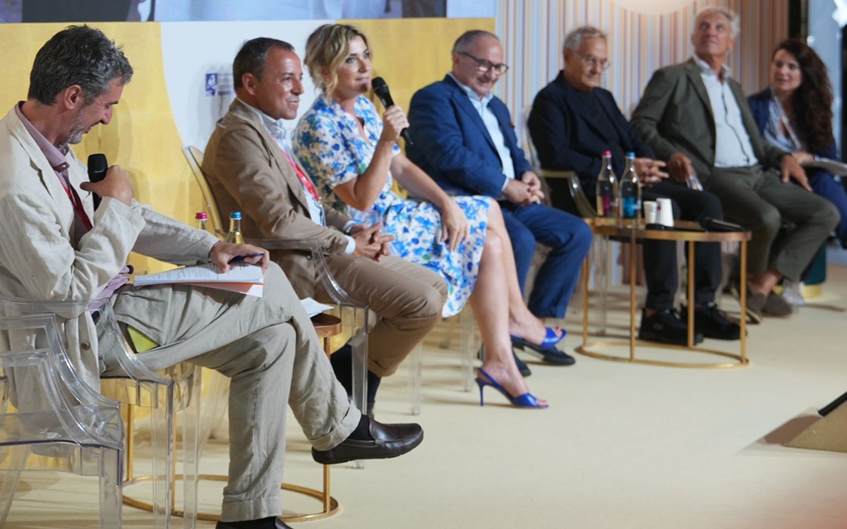 “Cinecittà. Tax Credit. Cinema Globale” L’incentivo fiscale come fattore chiave per la crescita del settore audiovisivo italiano “Cinecittà. Tax Credit. Cinema Globale” L’incentivo fiscale come fattore chiave per la crescita del settore audiovisivo italiano