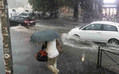 Maltempo estremo sull’Italia: tromba d’aria in Versilia, fulmine su palazzina a Riva del Garda. Allerta meteo in quattro regioni