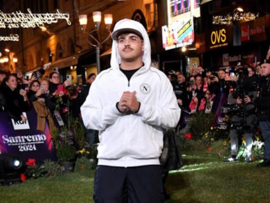 Geolier “divorzia” dal Napoli: il club azzurro licenzia lo speaker Decibel Bellini e il rapper rinuncia alla partnership