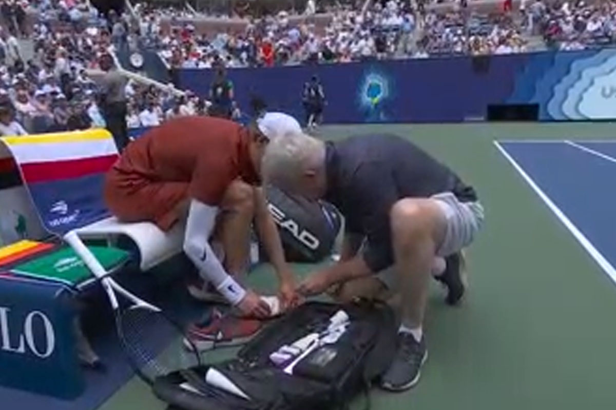 Paura per Sinner agli US Open: fisioterapista in campo, stadio col fiato sospeso Paura per Sinner agli US Open: fisioterapista in campo, stadio col fiato sospeso