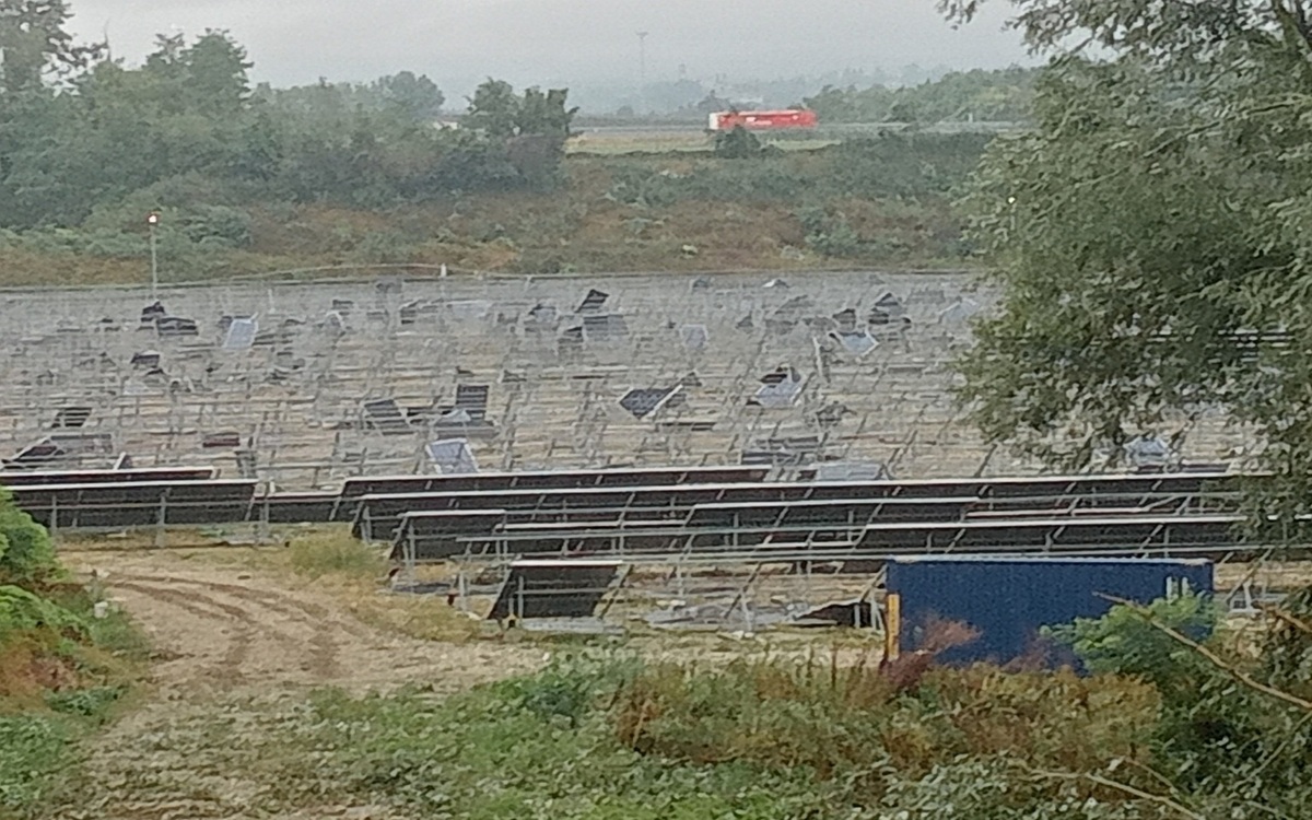 Il maltempo flagella la Lombardia, Pavia la più colpita: tromba d’aria scoperchia un impianto fotovoltaico Il maltempo flagella la Lombardia, Pavia la più colpita: tromba d’aria scoperchia un impianto fotovoltaico