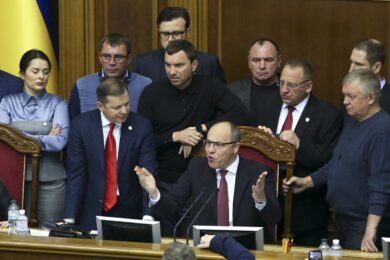 Guerra, ucciso l’ex presidente del Parlamento ucraino. Media: “Il killer era travestito da finto corriere di Glovo”