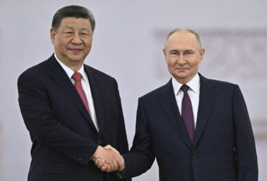 Putin in Cina alla corte di Xi minaccia l’Europa: “Non deve dimenticarsi della storia…”