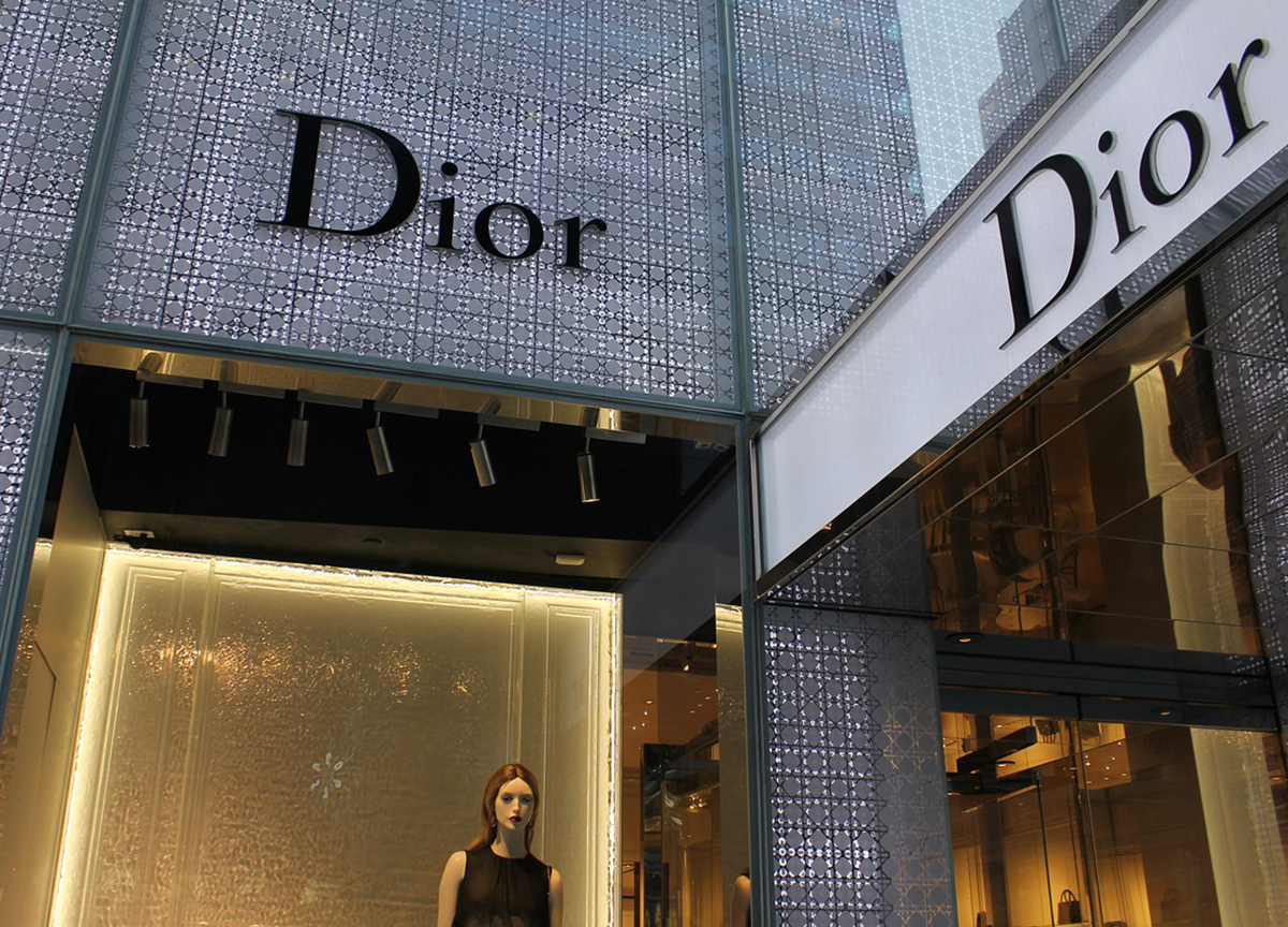 Colpo da 200mila euro al negozio Dior a Firenze, in pieno centro storico. Scene da film: i dettagli Colpo da 200mila euro al negozio Dior a Firenze, in pieno centro storico. Scene da film: i dettagli