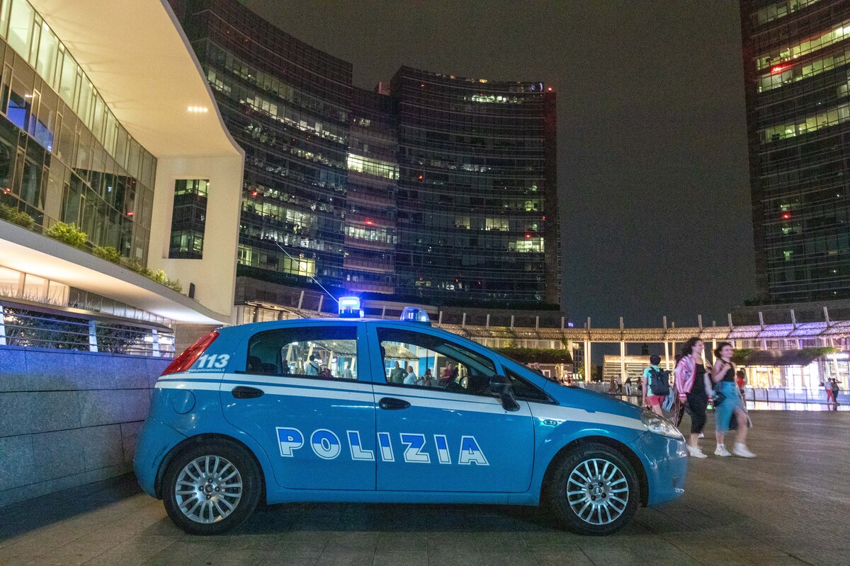 Lancia sedie e mobili del locale a aggredisce gli agenti: in manette un 33enne pakistano Lancia sedie e mobili del locale a aggredisce gli agenti: in manette un 33enne pakistano