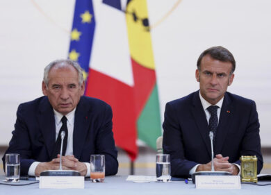 Bayrou stima Meloni ma attacca l’Italia. Perché? Sa che andrà a casa. Divergenze su Africa e Ucraina. Economia francese ko