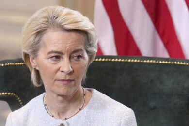 Interferenze russe sul gps, l’aereo di von der Leyen va in tilt. L’uomo di Putin replica: “Mosca non c’entra nulla”