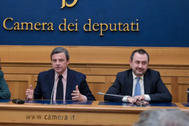 Azione si smarca da Macron, Rosato: “Bayrou?  Gli strafalcioni in politica estera corrispondono a crisi in quella interna. Anche in Francia”