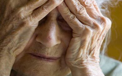 Como, l’incubo di una 87enne: “Svegliata nella notte da cinque rapinatori e presa a schiaffi”