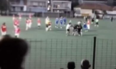Papà aggredisce l’avversario 13enne del figlio, il video completo della rissa in campo