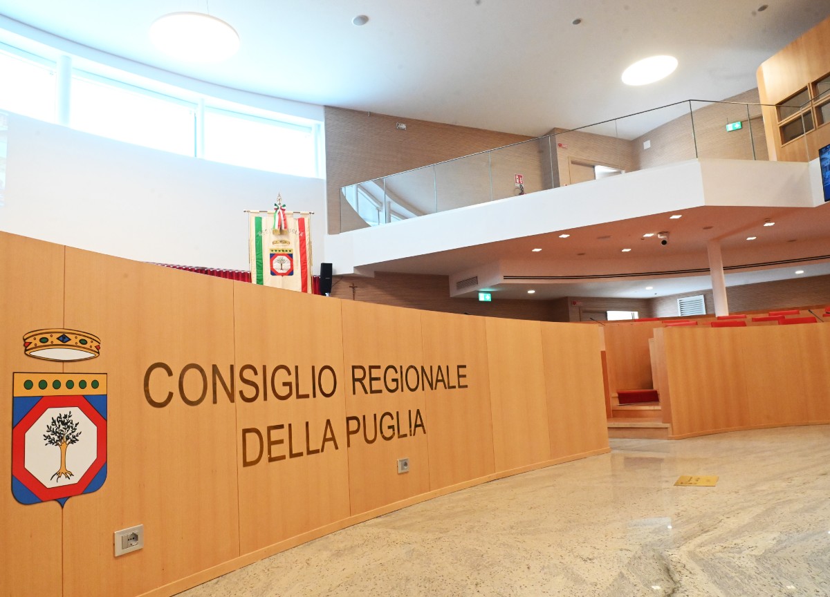 Il passo di lato di Emiliano lancia Decaro e lascia il cerino a Vendola