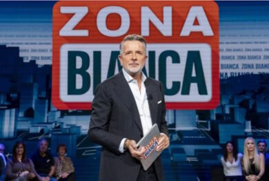 Zona Bianca, ospiti stasera: Brindisi racconta i problemi estivi degli italiani tra rincari e “turismo cafone”