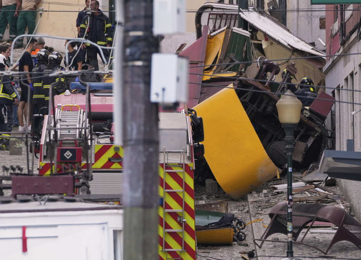 Lisbona, deraglia la funicolare nel punto più alto: è una strage. Ci sono 17 morti e 20 feriti (anche un’italiana). Video Lisbona, deraglia la funicolare nel punto più alto: è una strage. Ci sono 17 morti e 20 feriti (anche un’italiana). Video