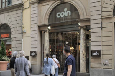 Coin cerca il rilancio, aumento di capitale da 33,2 milioni. Arrivano nuovi soci: “Ripartiremo dai negozi”