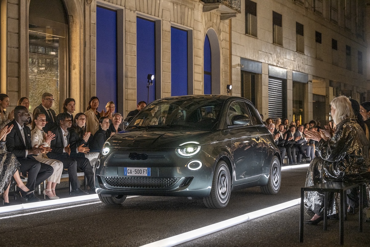 Fiat 500e Giorgio Armani, l’ultima opera del Maestro milanese Fiat 500e Giorgio Armani, l’ultima opera del Maestro milanese