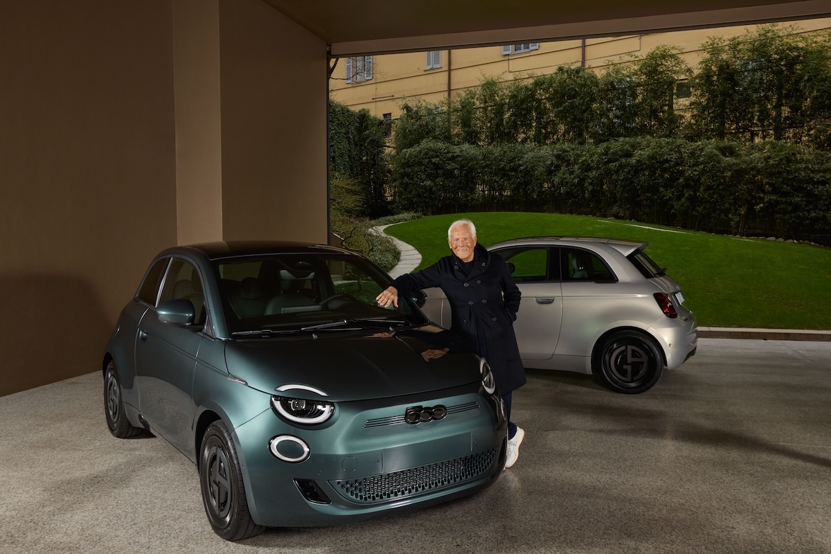 Fiat 500e Giorgio Armani, l’ultima opera del Maestro milanese Fiat 500e Giorgio Armani, l’ultima opera del Maestro milanese