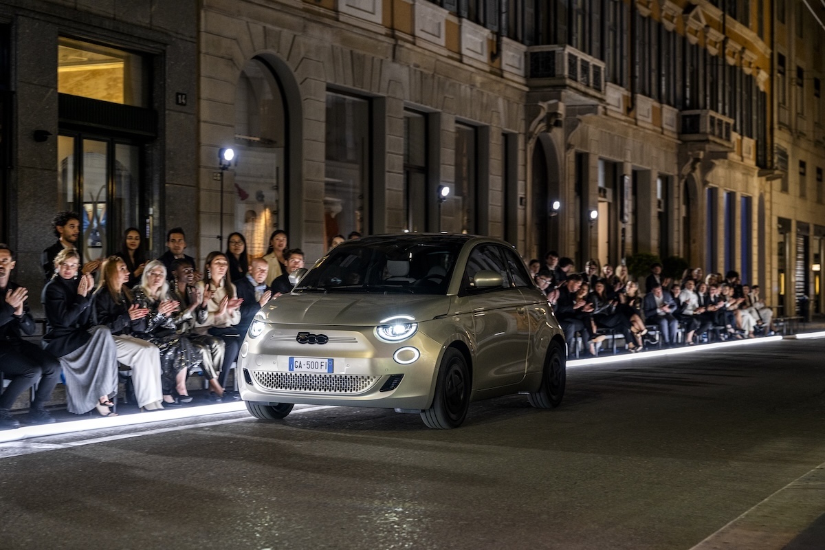 Fiat 500e Giorgio Armani, l’ultima opera del Maestro milanese Fiat 500e Giorgio Armani, l’ultima opera del Maestro milanese