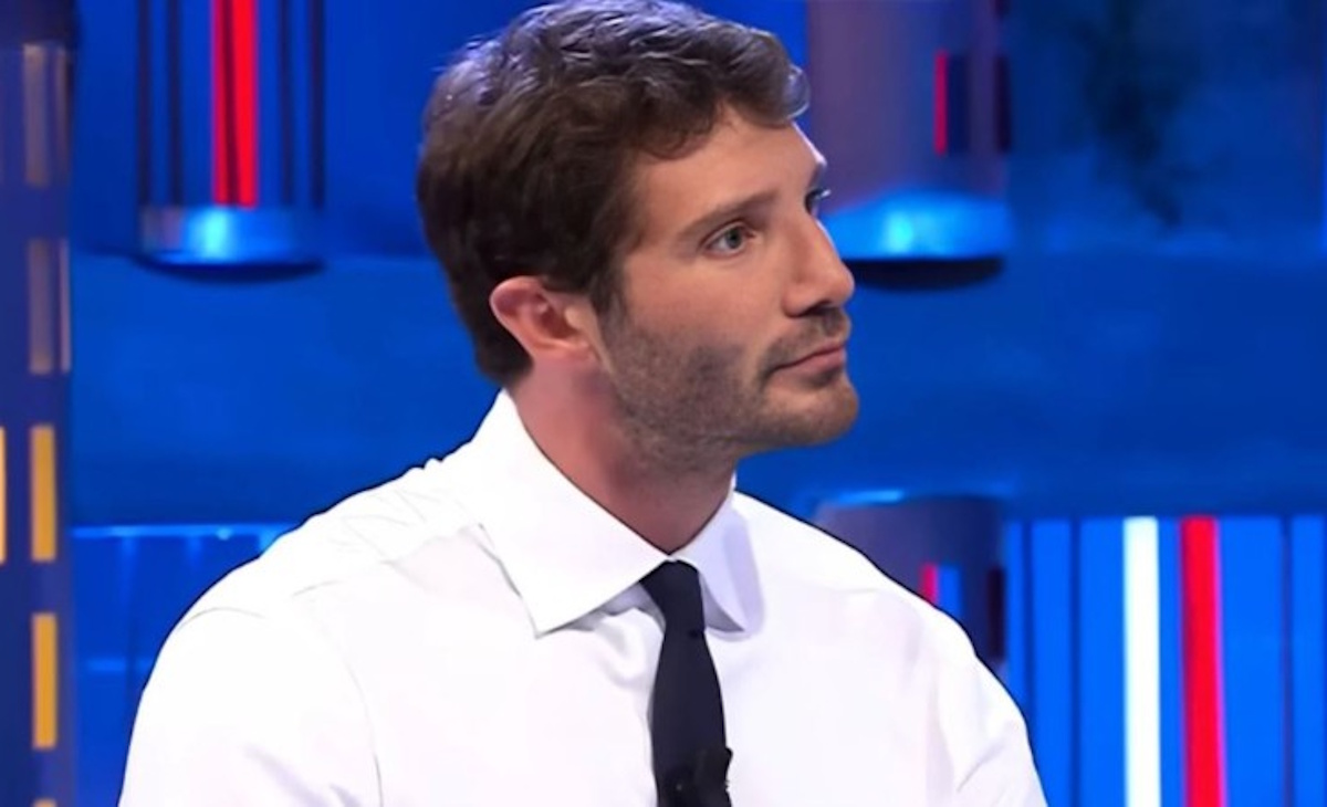 Ascolti tv, De Martino perde ancora con La Ruota della Fortuna – Affari Tuoi sotto i 4 milioni. Pino Insegno salva la Rai: Bonolis ko Ascolti tv, De Martino perde ancora con La Ruota della Fortuna – Affari Tuoi sotto i 4 milioni. Pino Insegno salva la Rai: Bonolis ko