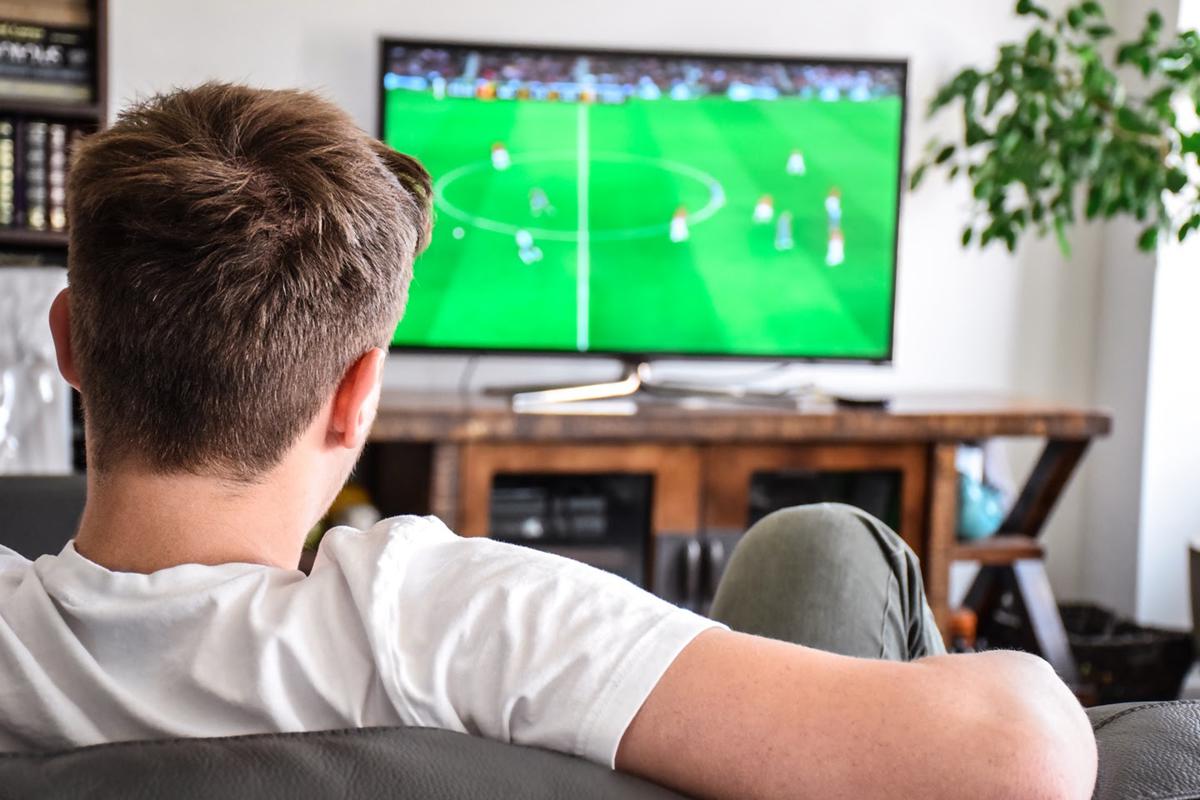 Calcio in tv, quanto spendono gli italiani per vedere la propria squadra del cuore? Cifre stellari, serve quasi uno stipendio Calcio in tv, quanto spendono gli italiani per vedere la propria squadra del cuore? Cifre stellari, serve quasi uno stipendio