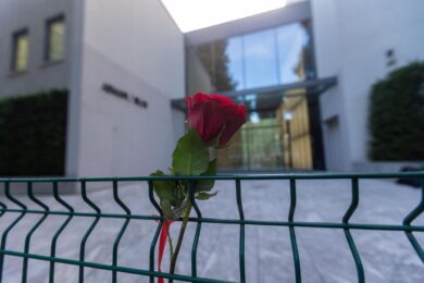 Giorgio Armani, oltre 6mila persona in camera ardente: da John Elkann a Ettore Messina. L’omaggio e la commozione di Donatella Versace (video) – Lunedì lutto cittadino a Milano