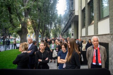 Giorgio Armani, in centinaia in fila per entrare nella camera ardente a Milano – VIDEO