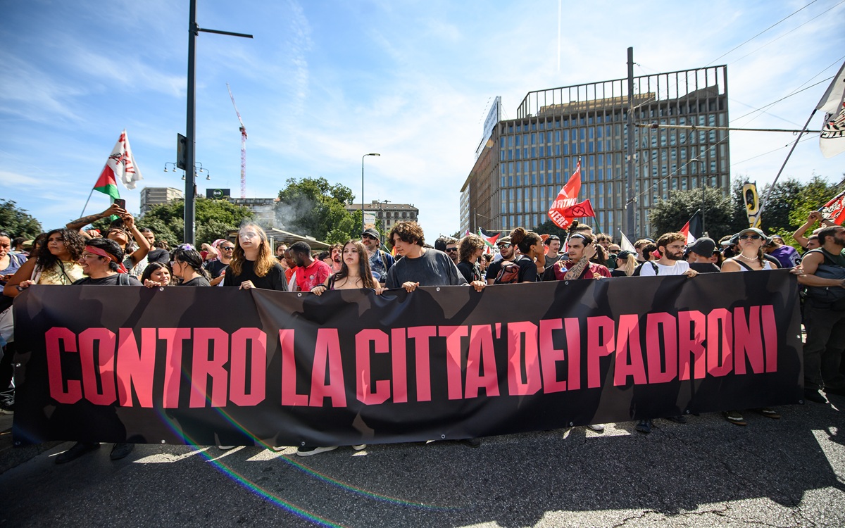 Milano, corteo per il Leoncavallo: “Siamo 50mila, ci riprendiamo la città”. Uova e petardi contro la polizia, occupato il Pirellino Milano, corteo per il Leoncavallo: “Siamo 50mila, ci riprendiamo la città”. Uova e petardi contro la polizia, occupato il Pirellino