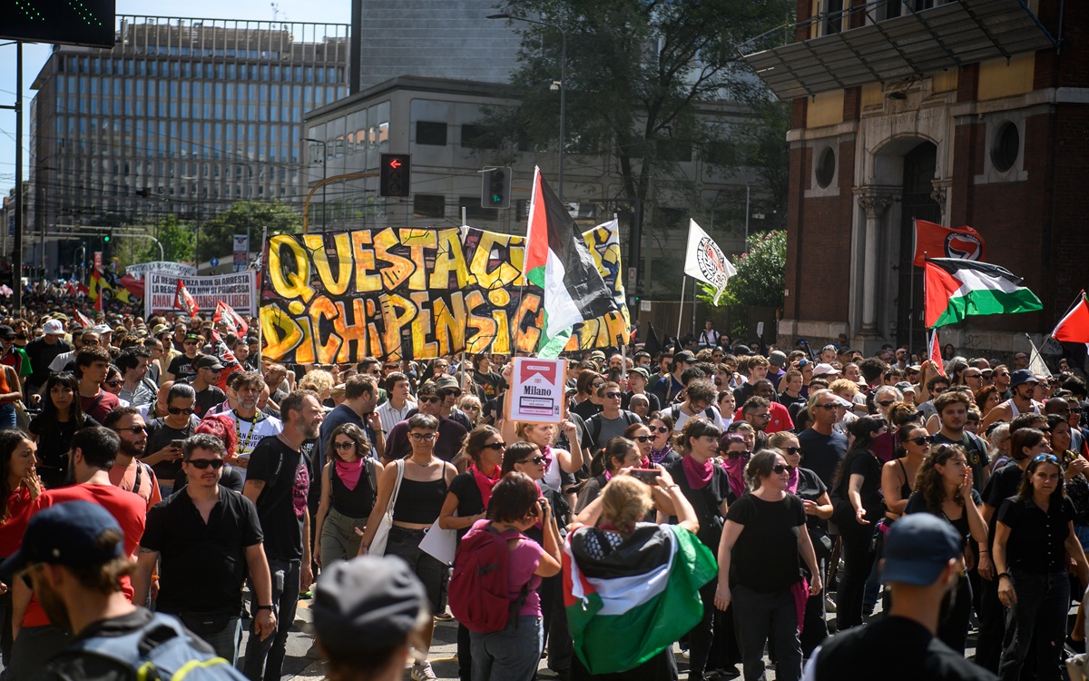 Milano, corteo per il Leoncavallo: “Siamo 50mila, ci riprendiamo la città”. Uova e petardi contro la polizia, occupato il Pirellino Milano, corteo per il Leoncavallo: “Siamo 50mila, ci riprendiamo la città”. Uova e petardi contro la polizia, occupato il Pirellino