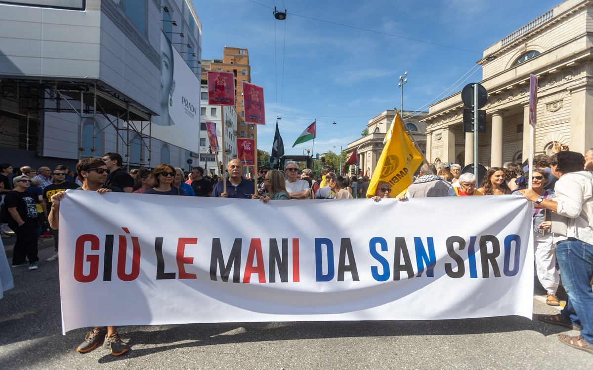 Milano, corteo per il Leoncavallo: “Siamo 50mila, ci riprendiamo la città”. Uova e petardi contro la polizia, occupato il Pirellino Milano, corteo per il Leoncavallo: “Siamo 50mila, ci riprendiamo la città”. Uova e petardi contro la polizia, occupato il Pirellino