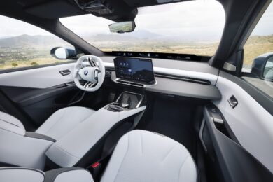 BMW iX3: debutta la Neue Klasse con Panoramic iDrive
