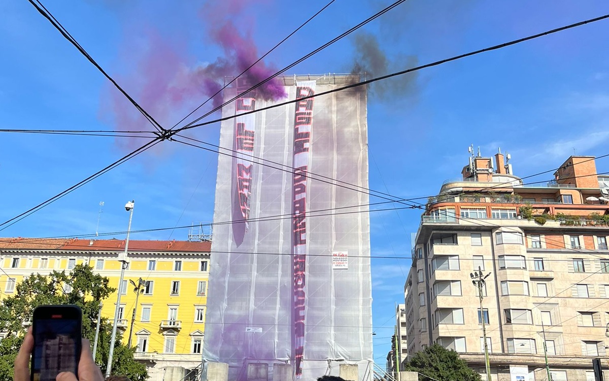 Milano, corteo per il Leoncavallo: “Siamo 50mila, ci riprendiamo la città”. Uova e petardi contro la polizia, occupato il Pirellino Milano, corteo per il Leoncavallo: “Siamo 50mila, ci riprendiamo la città”. Uova e petardi contro la polizia, occupato il Pirellino