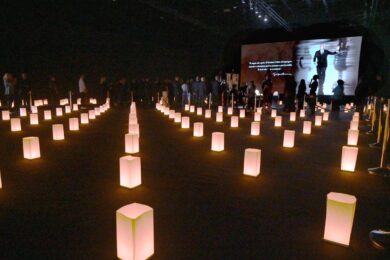 Armani: nella camera ardente teatro al buio e un tappeto di lanterne  – In sottofondo le note di Ludovico Einaudi / VIDEO