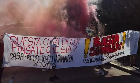 Milano, corteo per il Leoncavallo: “Siamo 50mila, ci riprendiamo la città”. Uova e petardi contro la polizia, occupato il Pirellino