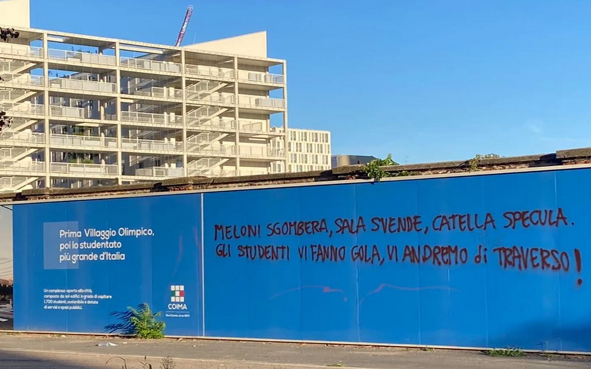 Milano, corteo per il Leoncavallo: “Siamo 50mila, ci riprendiamo la città”. Uova e petardi contro la polizia, occupato il Pirellino Milano, corteo per il Leoncavallo: “Siamo 50mila, ci riprendiamo la città”. Uova e petardi contro la polizia, occupato il Pirellino