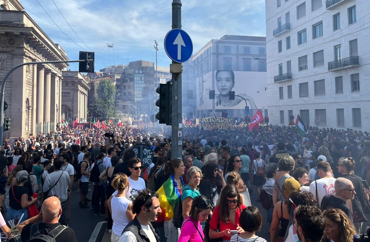 Milano, corteo per il Leoncavallo: “Siamo 50mila, ci riprendiamo la città”. Uova e petardi contro la polizia, occupato il Pirellino Milano, corteo per il Leoncavallo: “Siamo 50mila, ci riprendiamo la città”. Uova e petardi contro la polizia, occupato il Pirellino